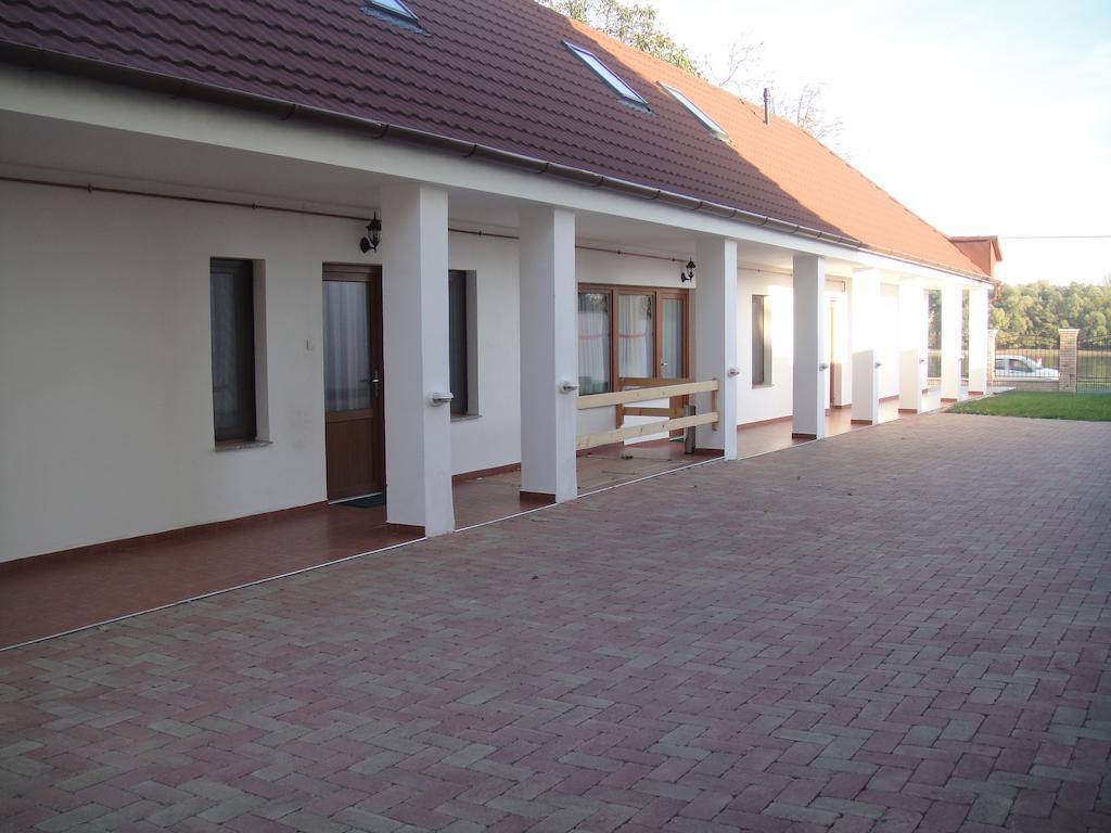 Paks Panzió Hotel Bagian luar foto
