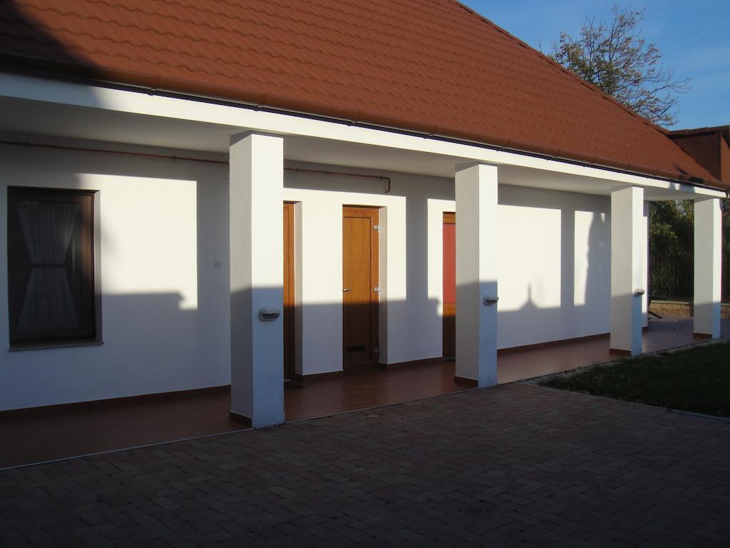 Paks Panzió Hotel Bagian luar foto