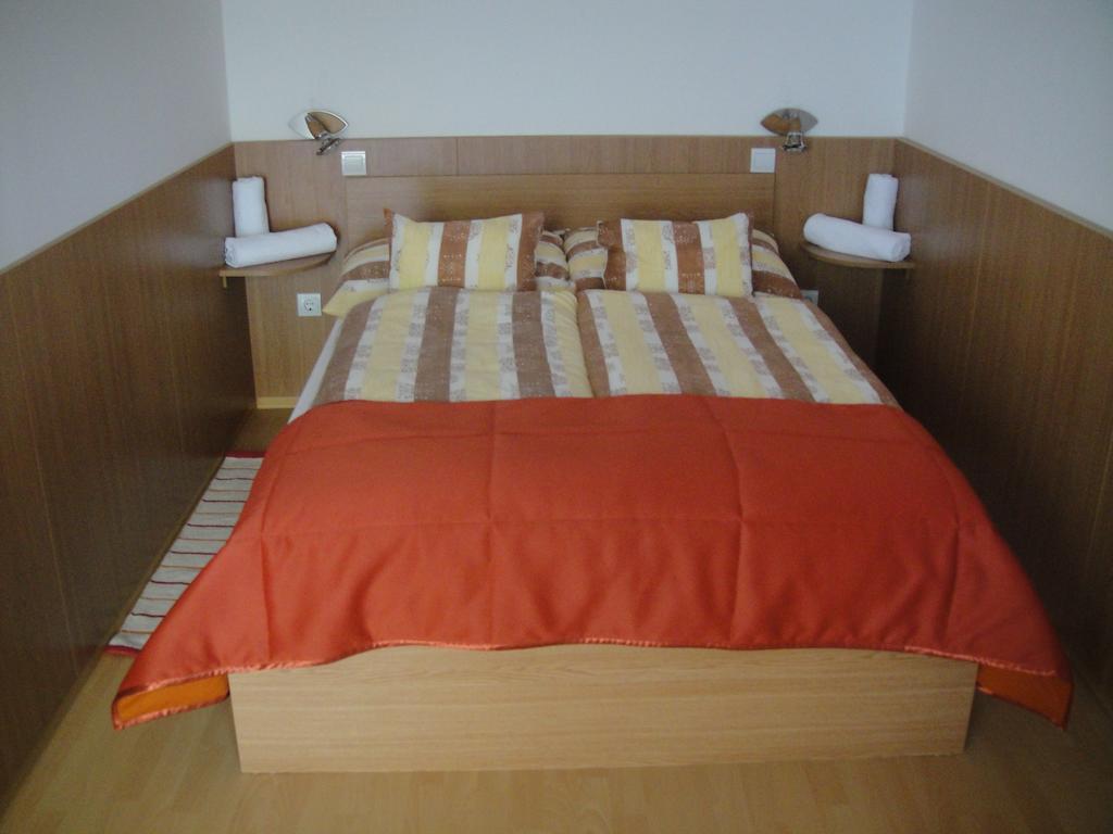 Paks Panzió Hotel Bagian luar foto